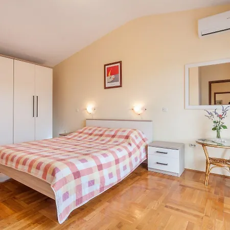 Ivan Apartamento Božava